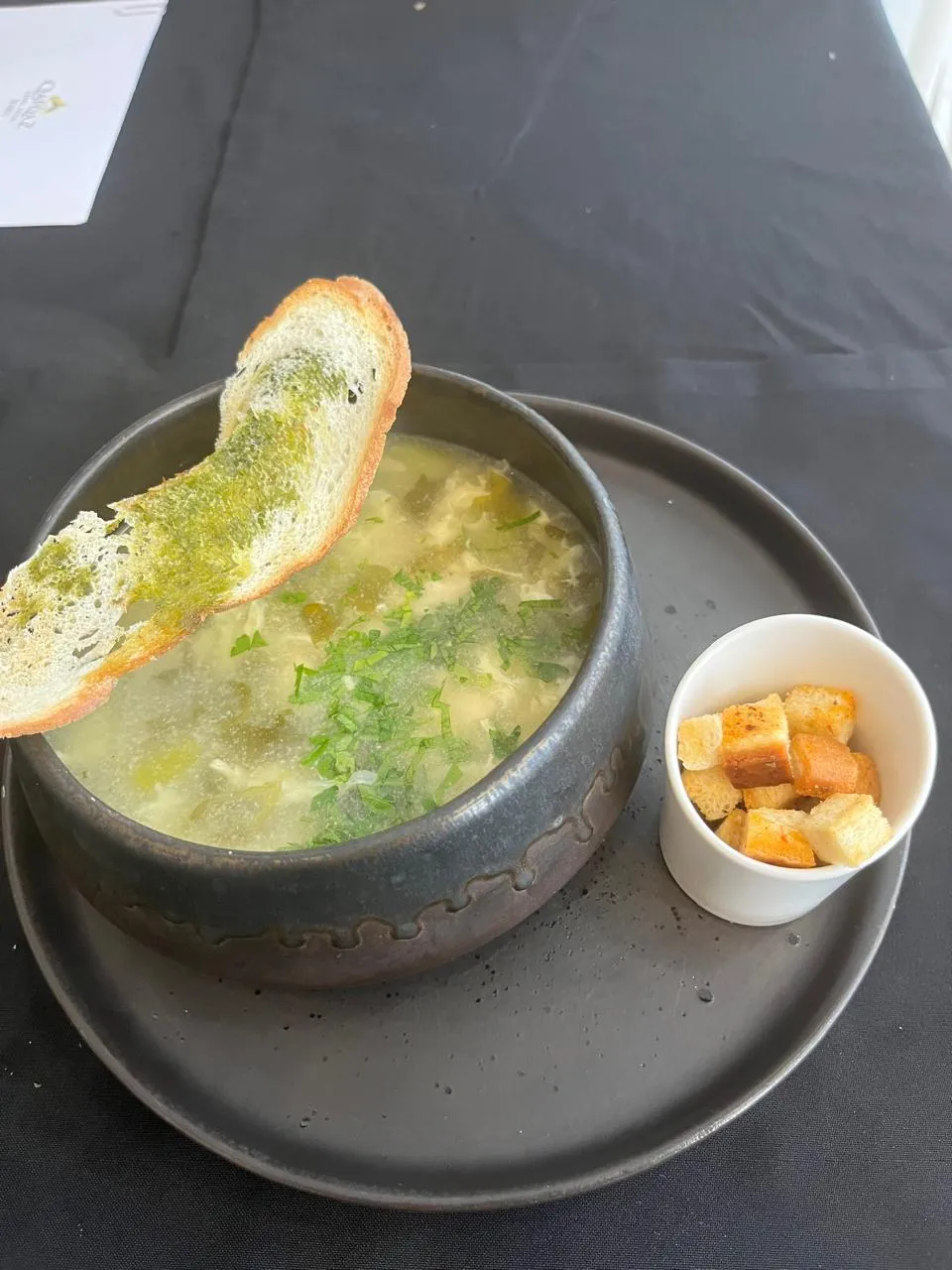 Qulançar və toyuq şorbası